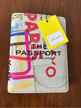Authentic Marc Jacobs - ´The Passport’ Leather Passport Holder - NWT & Box